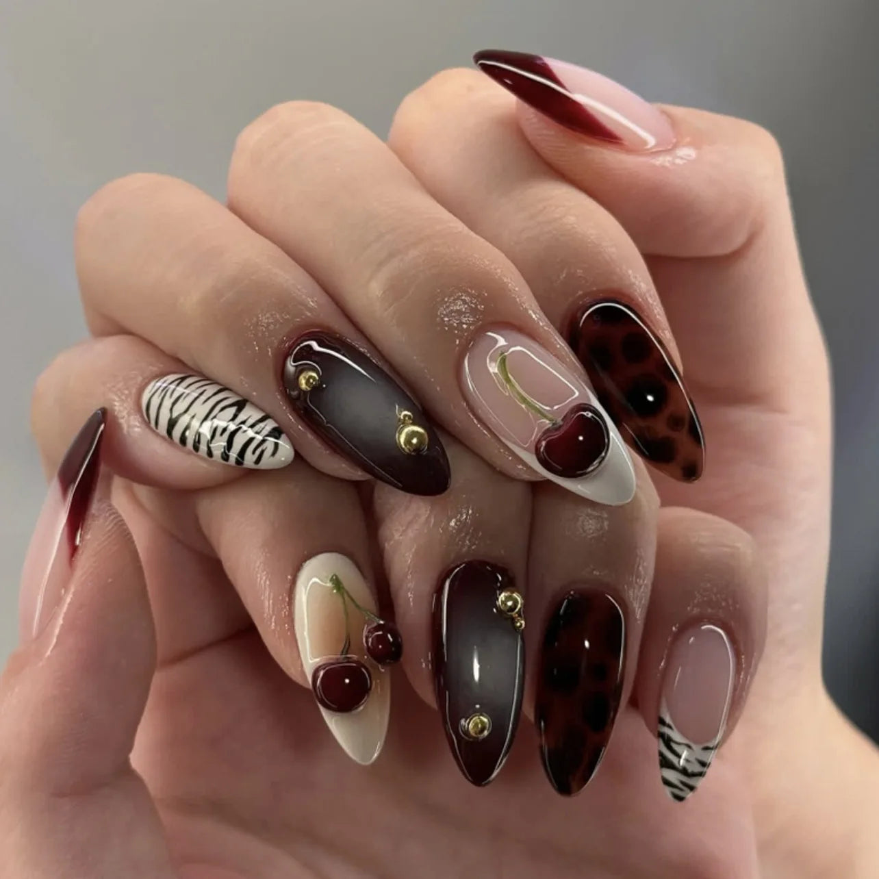 24 false nail pieces shipped randomly, Instagram-style false nails, wearable full-coverage almond-shaped press-on nails.