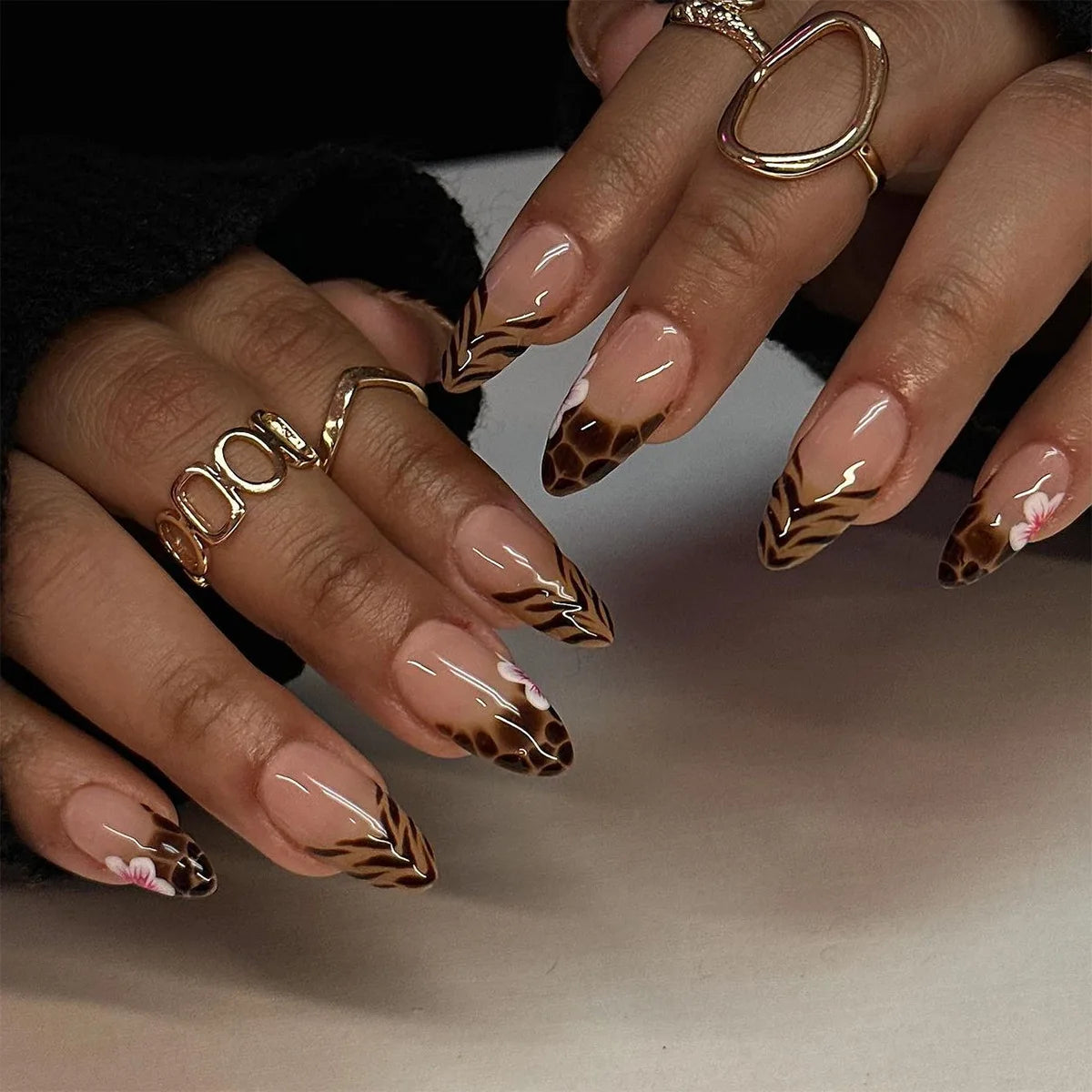 24 false nail pieces shipped randomly, Instagram-style false nails, wearable full-coverage almond-shaped press-on nails.