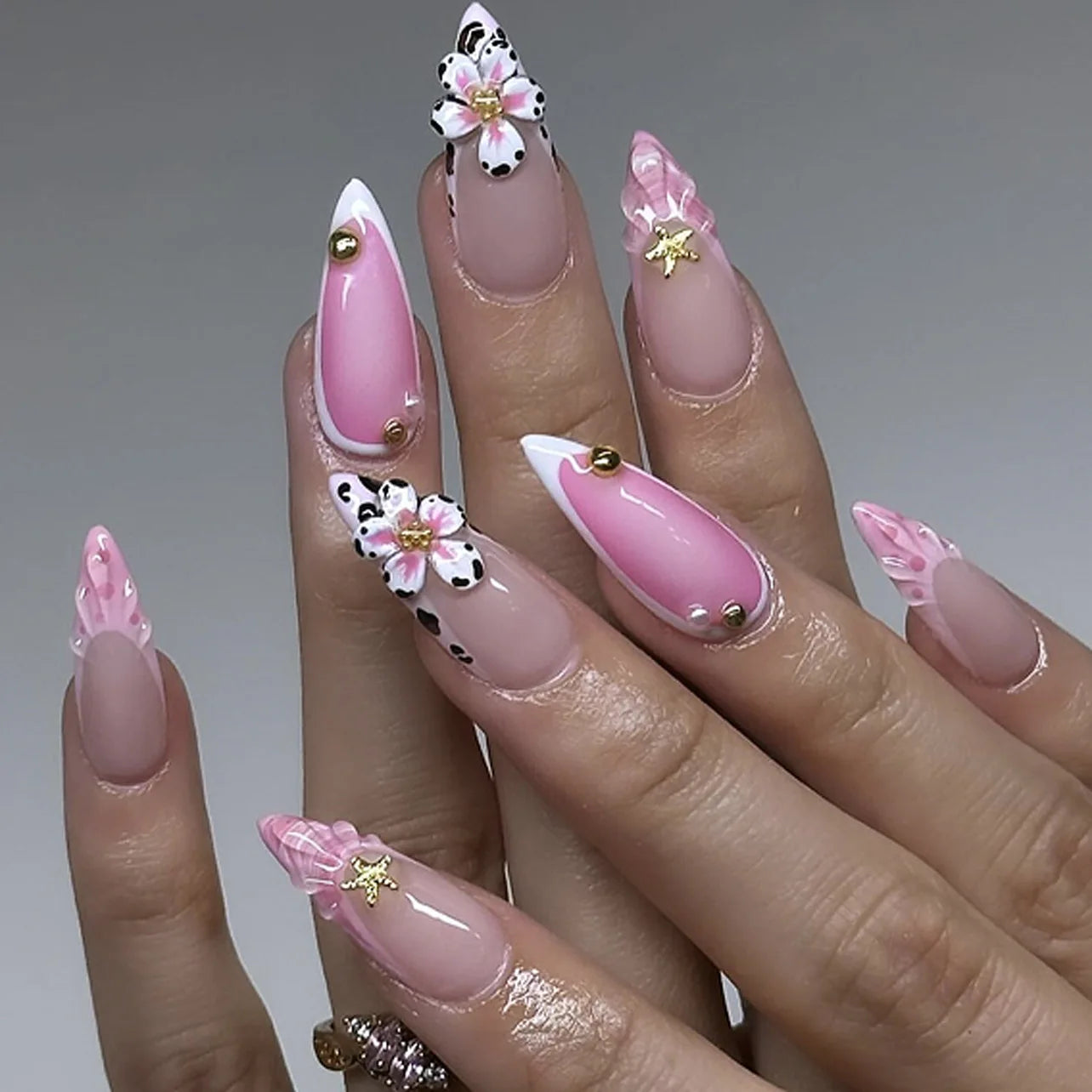 24 false nail pieces shipped randomly, Instagram-style false nails, wearable full-coverage almond-shaped press-on nails.