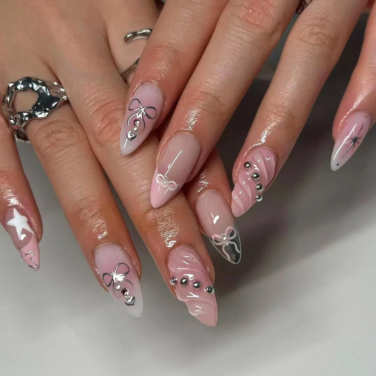 24 false nail pieces shipped randomly, Instagram-style false nails, wearable full-coverage almond-shaped press-on nails.