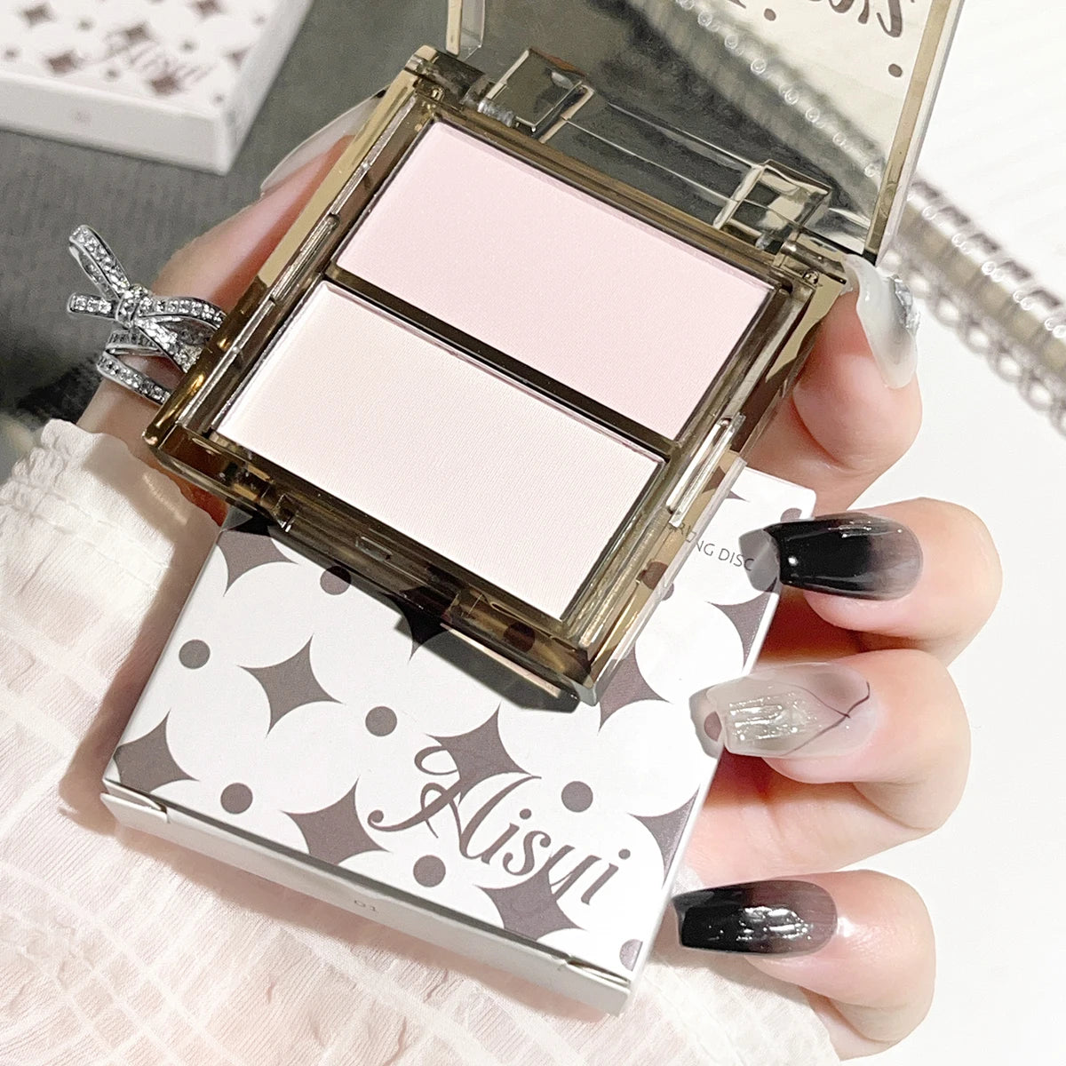 Medium skin tone matte waterproof contouring tray, medium concealer contouring powder, portable size less than 1 liquid ounce, n