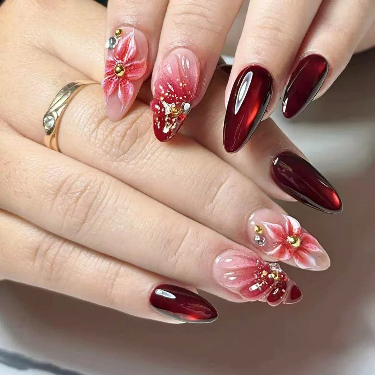 24pcs Wearable Press on Nails Strawberry Bow Design Nails Tips Red Short Almond Pearl Starlight Fake Nail Art Flower False Nails